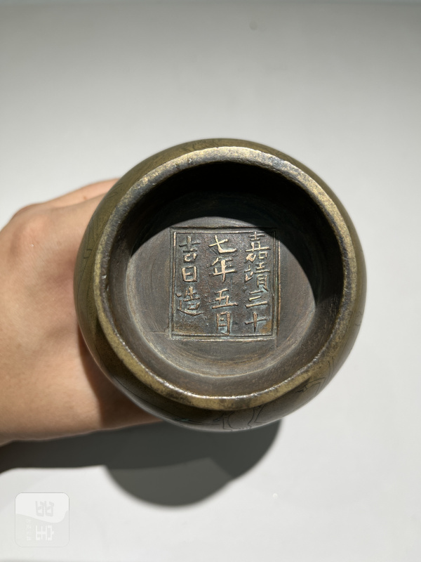 明 “嘉靖三十七年”款鹿衔灵芝松竹梅纹撇口尊 - 图10
